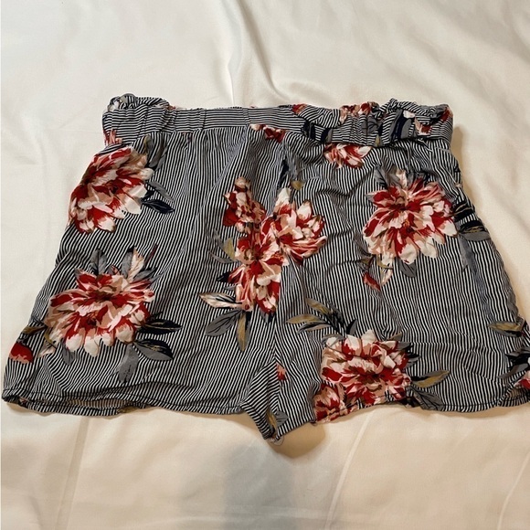 Miss Selfie size medium floral stripped high waisted shorts - Picture 4 of 4